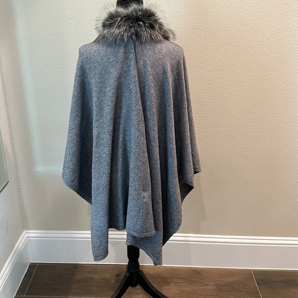 La Fiorentina Ruana with Faux fur Collar - Picture 5 of 7